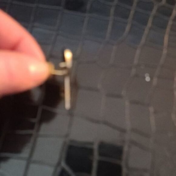 Vintage 80s Gold Tone Tennis Racket Pin Brooch Made in Taiwan - Picture 3 of 10